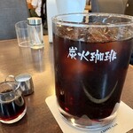 珈琲館 - ドリンク写真:いつものアイスコーヒー。グラスの炭火珈琲のロゴデザインとコーヒーの色合いバランスもEね。