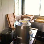 手打うどん たむら - かけうどん用の出汁タンク