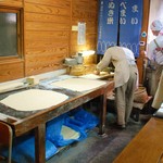 谷川米穀店 - 厨房では生地をのばす作業中でした