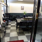 志美寿 - 店は地下にある。中央のテーブルは、カウンター的に運用される