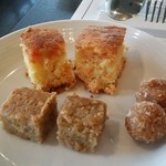 アーユルヴェーダ・カフェ ディデアン - ゴマのデザート、人参ケーキ、きな粉