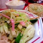 中華料理 牡丹園 - ランチ（皿うどん，ライス，揚げ餃子，キャベツ千切り）：680円