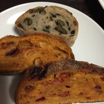 シニフィアン シニフィエ - パンオリーブとトマトパルフェ