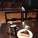 Kurashikku Saron Amadeusu - レアチーズケーキ、甘さ控え目、コーヒーにもワインにもよく合う定番となってます。