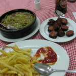 O SANTOS COMIDA PORTUGUESA - シチューとソーセージ。ここは肉がうまいね。