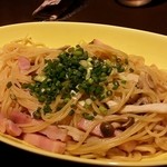 魔法のパスタ - ベーコンときのこの和風醤油ソースパスタ