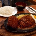 MASH - サービスセットの餃子風メンチカツとハンバーグ、ソース替え