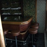 そば処 紀文 - 引き戸入るといきなりスナック調の不思議なカウンター