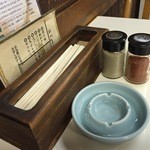 そば処 紀文 - 卓上　灰皿常備なのは秋田スタンダードらしい