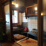 イチビキ - イチビキ・玄関横の厨房
      入口周りでは鰻の蒲焼きの香りが漂っている。