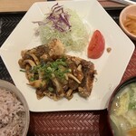 大戸屋 - 料理写真:茸のたまり醤油バターソース メヌケの竜田揚げ定食の麦味噌汁変更