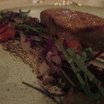 アクアヴィット - フォアグラとエシャロットのビターマーマレード　アプリコット、トレヴィス、ライブレッドのクリスプ