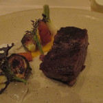 アクアヴィット - ビーフブリスケットのプレゼと根菜のピュレ　キャロット、ホースラディッシュ、ブリュッセルスプラウト