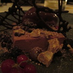 アクアヴィット - チョコレート＆テクスチャー　ムース、ソルベ、クランブルのコンポジション