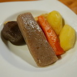 やまめ庵 - ごく普通の煮物に見えるけど、これがうまいのなんの。