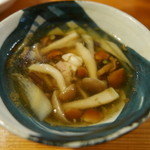 やまめ庵 - 鶏とキノコのスープ。鶏は蒸しているから柔らかい！