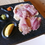 ろばたやき山ろく - 地鶏塩焼き。肉の旨味をダイレクトに味わえる！