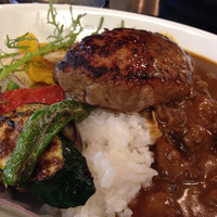 ATOUT - 和牛ハンバーグカレー(900円)を頂きました。
