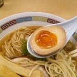 煮干鰮らーめん 圓 - 煮玉子半分