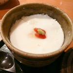 たか松 - 【ランチ牡丹 ￥3500】はまぐりの茶碗蒸し。卵白のみ使用しているので、白い仕上がりです。