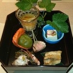 祇園迦陵 - 八寸：山芋素麺、胡桃豆腐、鴨ロース、イサキの山椒焼き、山クラゲ、川海老、蛸の柔か煮、青梅