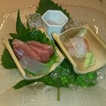 祇園迦陵 - 向附け：白海老、よこわ、鯛の昆布締め  よこわの手前はアロエです