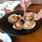 浜茶屋 - ホタテと大アサリ。絶妙な加減に焼いてくれました。