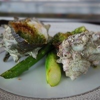 表参道うかい亭 - サザエのオーブン焼き(中の汁をバゲットにつけていただきます！）