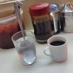 ライスカレー まんてん - 席に着くと、コーヒーが置かれているのが「まんてん」流