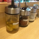 空と大地のトマト麺 Vegie  - 【2015年05月】テーブル調味料は、ニンニク系のラインナップがたっぷりです。