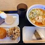 どんどん庵 - 料理写真:きしめん、牛肉コロッケ、舞茸天、鮭おにぎり、おでん