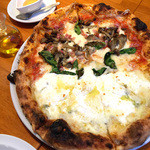 pizzeria del Mare - フンギとクアトロフォルマッジのハーフ＆ハーフ。フォルマッジは、はちみつかけたらより絶品になります。