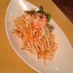 サイゴンレストラン - 青いパパイヤと野菜の千切りサラダ。二人前だけど量は4人前くらい。入店が早かったので他の客が居なくコース料理のテンポが速い。