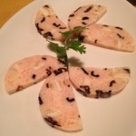 サイゴンレストラン - 自家製ソーセージ。黒く見えるキクラゲ、白く見える豚耳軟骨などと、ニンニクの効いた風味が入り混じって楽しい食感。