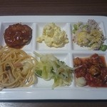 グランブッフェ - ハンバーグ・サラダ・パスタ・チラシ寿司など.