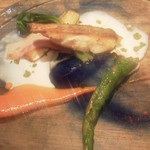 pas à pas... - 漁港直送鮮魚のパリパリ焼き　白と赤のソースが素晴らしい