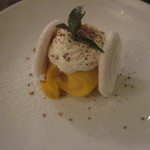 サラマンジェ ド ヨシノ - マンゴーとパッションフルーツのアイスクリーム　メレンゲ添えです。
