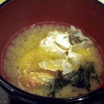 平塚魚市場食堂 - かにの身の入ったお味噌汁も付いてきます
