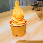 北海道うまいもの館 - 料理写真:メロンカップ　400円
