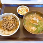 すき家 - 料理写真:牛丼＆とん汁らーめんおしんこランチセット