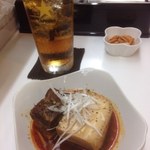 鉄飯碗餃子本舗 - 麻辣肉豆腐、ウーロンハイ