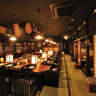 大人気！囲炉裏カウンター席はおひとり様でもおススメです！