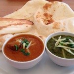 ASSAM DINING CAFE - 左:マトンカレー、右:サグシーフード 大辛で