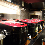 食べ比べ亭 - 商品がずらっと！次々と炊きあがる音がしました。デザインも品があって素敵。