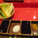 串の宝山 - 左からみそ、ゆず塩、ソース、カレー塩