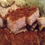 とんかつ かつせい - いつもより若干油の温度高いのか？もう少し揚げ短いのが好みですが…十分に美味しいです。