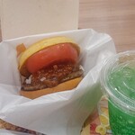 フレッシュネスバーガー - 料理写真:フレッシュネスハンバーガーとメロンソーダ