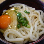 たまごやとよまる - 醤油と一緒にうどんに載せます。