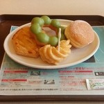 Misuta Donatsu - エビグラタンパイ、ポン・デ・抹茶チョコ、カスタードクリームと手前のが試食品～♪デカイよ(#^.^#)
      