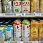 ファミリーマート - ドリンク写真:トリスだけ仲間外れ。手書きの値札でしかも税込み表示。わかりやすいのだが他の商品との価格比較が面倒だ。